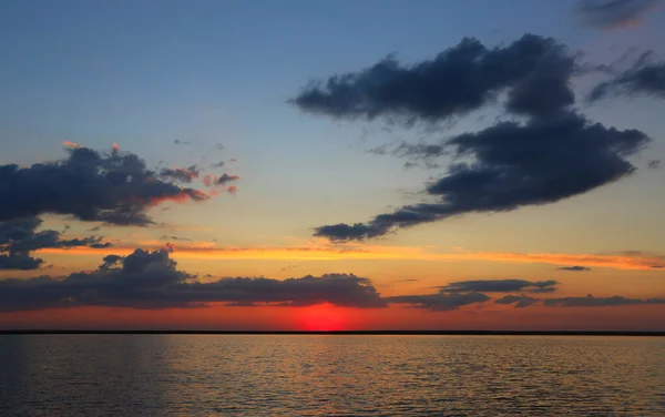 湖面上的夕阳西下的壮观风景 — 图库照片