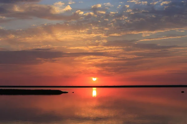 湖の素晴らしい夕日 湖の水面上の魔法の雲 — ストック写真