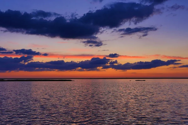 Bonito Cielo Nocturno Sobre Superficie Del Agua Del Lago Atardecer —  Fotos de Stock