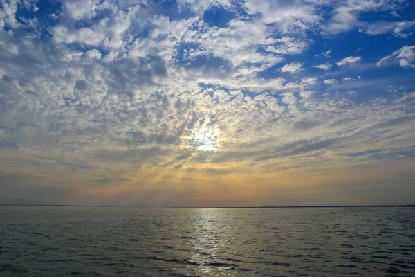 Yüzeyinde Güneş Işığı Olan Gün Batımı Manzarası — Stok fotoğraf