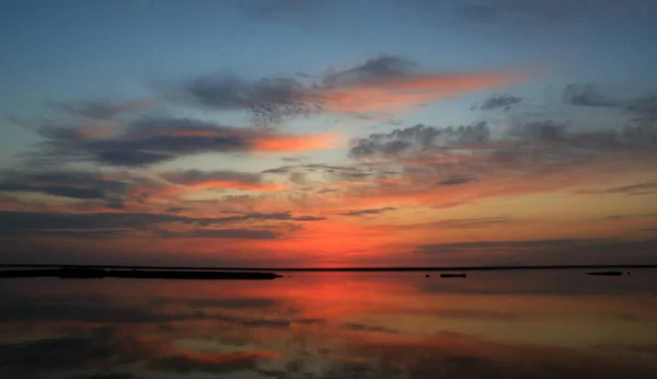 尼斯湖水面上的夕阳的天空 — 图库照片