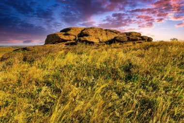 Bozkırda taş olan akşam manzarası