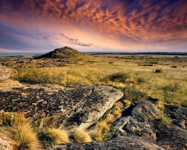 Akşam manzarası güzel gökyüzünün altında bozkırda eski taşlarla