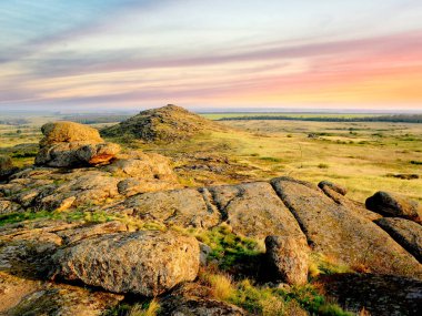 Bozkırda eski taşlarla dolu bir sabah sahnesi. Ukrayna 'dan al.