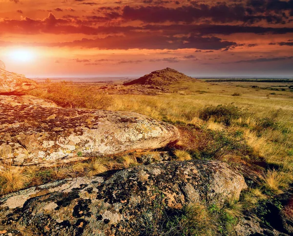 Solnedgångslandskap Gammalt Över Stenar Stäppen Det Ukraina — Stockfoto