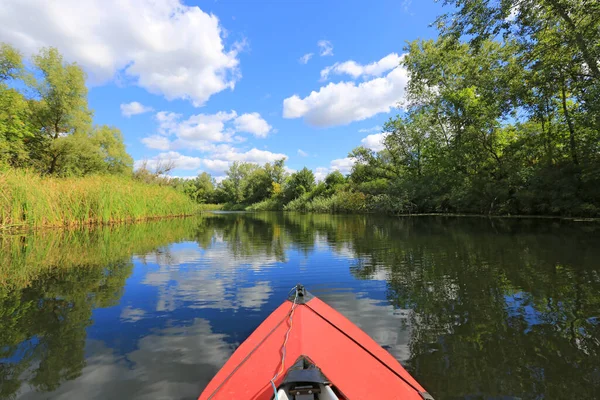 Red Canoe Float Water Small River Nice Sunnu Day — Stock Photo, Image