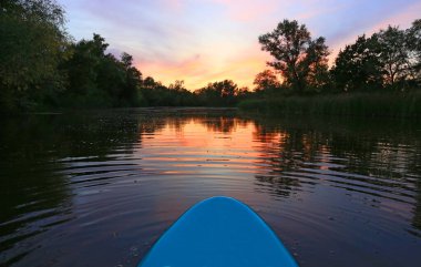 Akşam vakti göl yüzeyindeki su bordası.