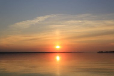 Gölde güzel bir gün batımı manzarası