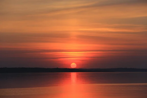 Majestätisk Röd Solnedgång Över Sjö Vattenytan — Stockfoto