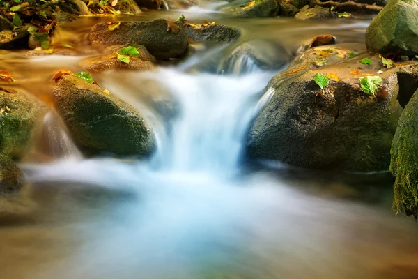 Pěkný kaskáda horského potoka — Stock fotografie