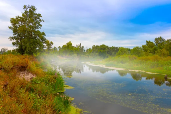 Mlhavé ráno na řece — Stock fotografie