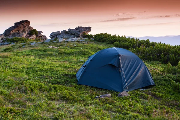 Tenda turística nas montanhas — Fotografia de Stock