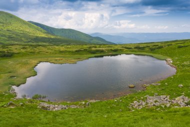 Karpatya dağlarında göl
