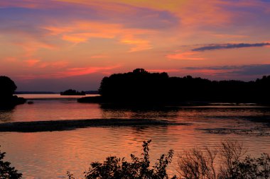 Nehirde alacakaranlıkta