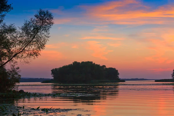 's avonds scène op de rivier — Stockfoto