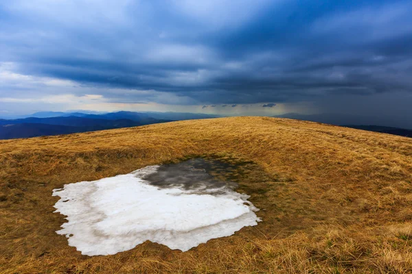 Neve no prado em Cárpatos — Fotografia de Stock