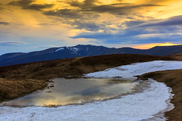 Belle scène du soir dans les Carpates — Photo