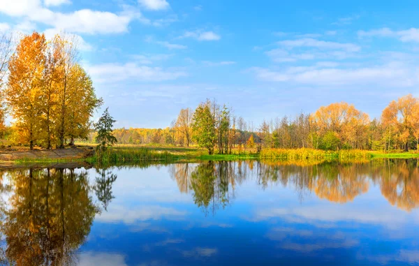 Autumn on lake — Stock Photo, Image