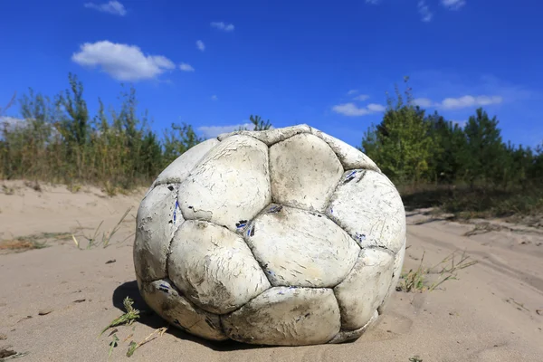 Старый мяч — стоковое фото