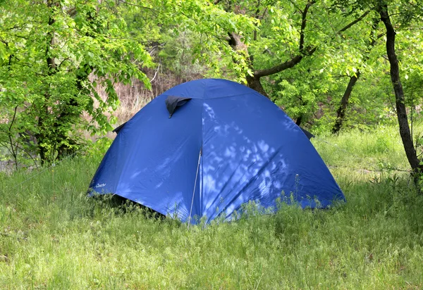 Tenda na floresta — Fotografia de Stock