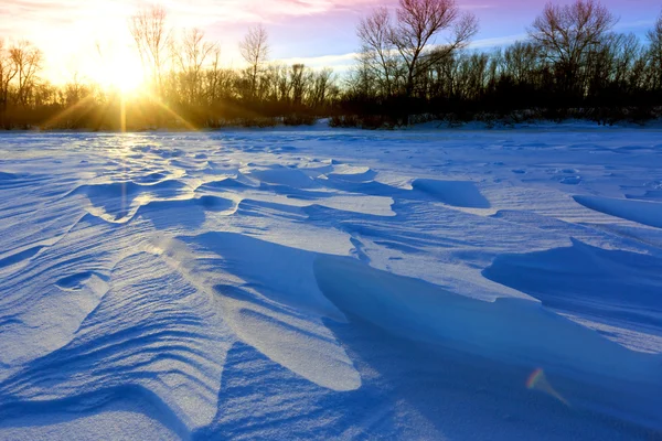Голубой лед на зимнем поле — стоковое фото