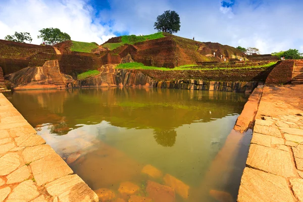 Бассейн в Сигирии, Шри-Ланка — стоковое фото