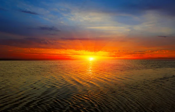 Puesta de sol sobre el mar —  Fotos de Stock