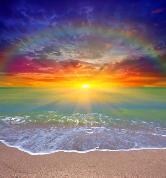 Denizin üzerinde gün batımı