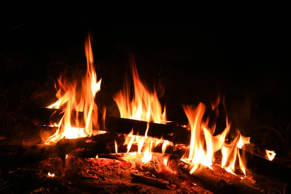 Campfire in fireplace — Stock Photo, Image