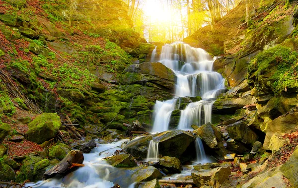 Vattenfall i höstskogen — Stockfoto