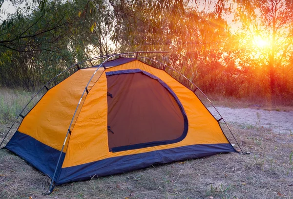 Tenda turística na floresta — Fotografia de Stock