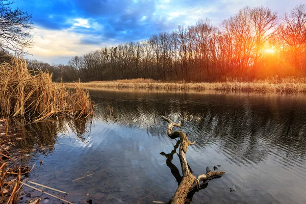 Scena autunnale sul lago — Foto Stock