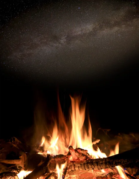 Fuego caliente bajo el cielo nocturno — Foto de Stock