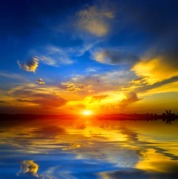 Pěkný západ slunce nad jezerem — Stock fotografie