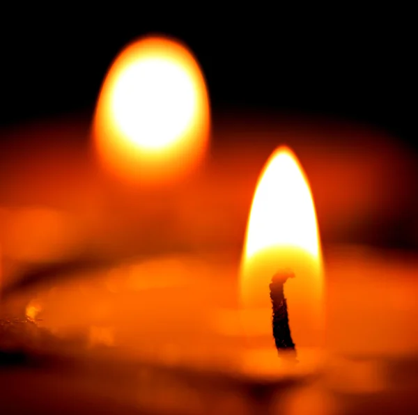 Luce di candele nelle tenebre — Foto Stock