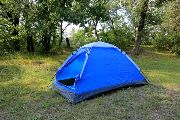 Tienda turística en el campamento forestal —  Fotos de Stock