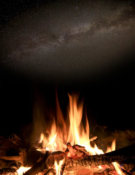 Hot fire under night sky — Stock Photo, Image