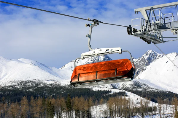 Skilift im Wintersportort — Stockfoto