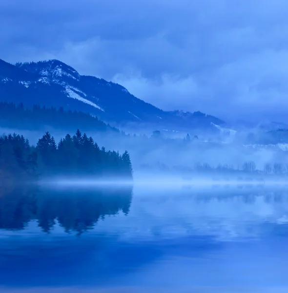 Noche brumosa en el lago en las montañas —  Fotos de Stock