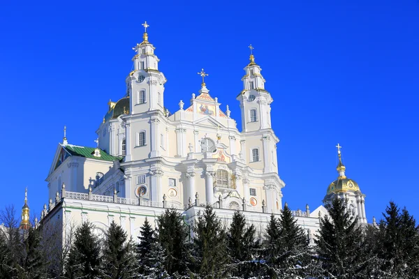 Pochaev 的修道院在美好的一天 — 图库照片