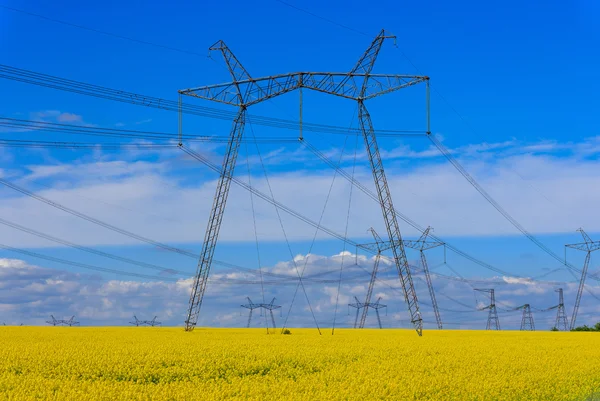 Höjd spänning kraftledning — Stockfoto