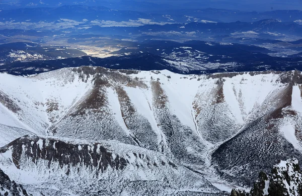 Dağlarda kış sahne — Stok fotoğraf