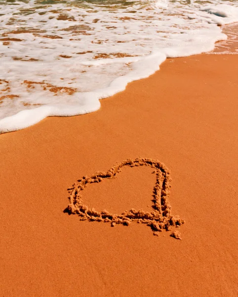 Hart teken op zand — Stockfoto