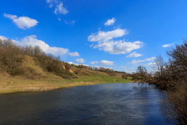 Giorno di primavera sul fiume — Foto Stock