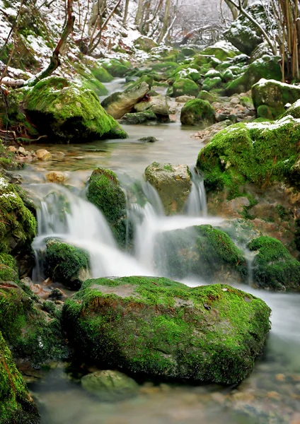 Небольшой водопад на зимнем ручье — стоковое фото
