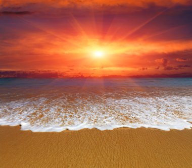 Okyanus sahilinde gün batımı