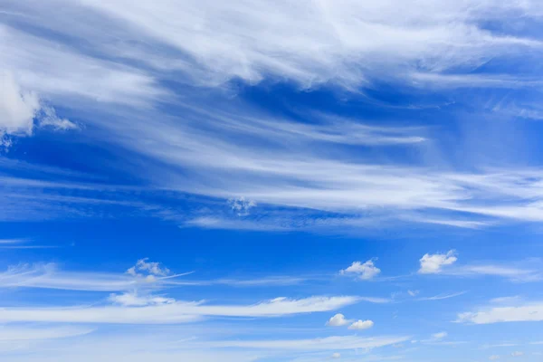 Приятное летнее небо с облаками — стоковое фото