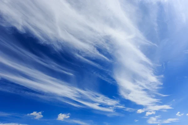 Cielo estivo con nuvole — Foto Stock