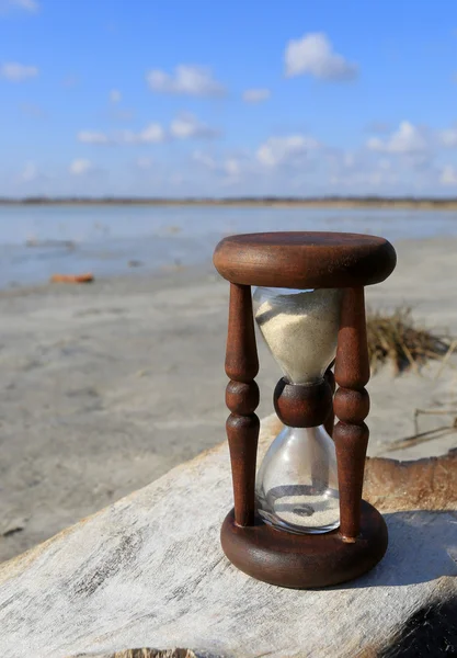 Sanduhr auf Holz — Stockfoto