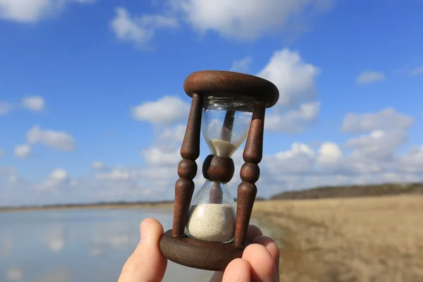 Ampulheta na mão do homem — Fotografia de Stock